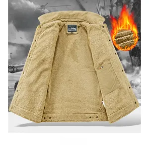Vue détaillée de l'intérieur d'une veste d'hiver kaki avec doublure en laine d'agneau