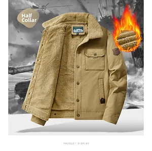 Détail de la veste militaire kaki avec doublure en peau de mouton et poche poitrine