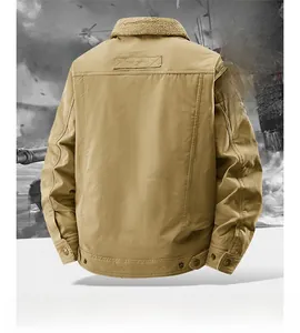 Détail du dos d'une veste d'hiver kaki avec doublure sherpa et étiquette tendance