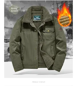 Détails de la veste vert militaire avec col en polaire et texte brodé sur la poitrine