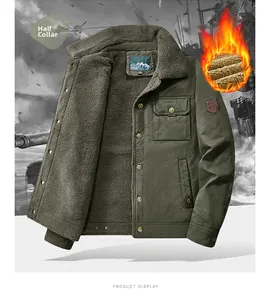 Détails de la veste d'hiver vert armée avec doublure polaire et boutons en métal