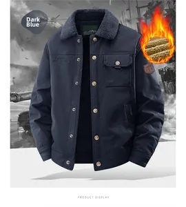 Détail de veste d'hiver montrant le tissu bleu foncé et le col en polaire grise
