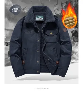 Détail de la veste d'hiver bleu marine montrant le col polaire gris et les broderies
