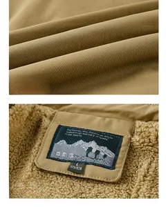 Détail de la veste kaki avec doublure chaude en polaire sherpa et étiquette de col tissée