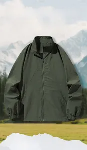 Dettaglio della giacca outdoor verde militare con tessuto antivento e polsini elastici