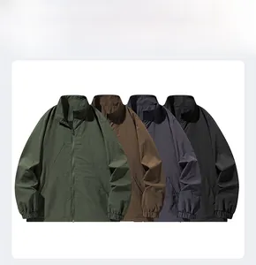 Esposizione dettagliata di quattro giacche casual elasticizzate in verde marrone viola e nero