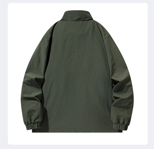 Vista posteriore della giacca a vento in nylon verde scuro con maniche raglan e polsini