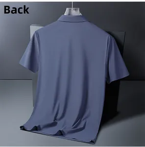 Vue arrière d'un polo à manches courtes bleu-gris pour hommes en soie glacée lisse
