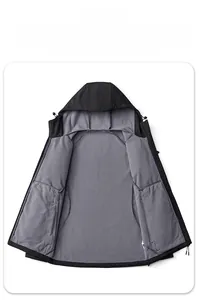 Detailansicht der hochwertigen Innenverarbeitung und Paspelierung einer Outdoorjacke