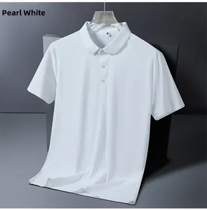 Détail d'un polo en soie glacée blanche avec col classique à trois boutons