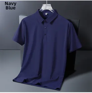 Détail du polo bleu marine avec col sans couture à trois boutons thermocollé