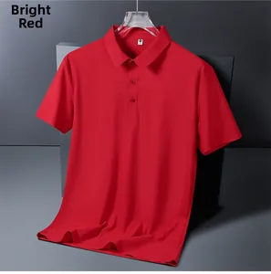 Détail d'un polo rouge à manches courtes avec un col classique à trois boutons