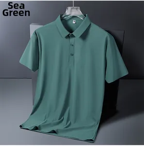 Détail d'un polo vert mer avec col classique et texture de tissu en soie glacée lisse