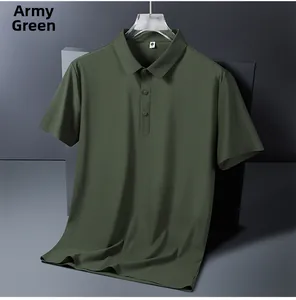 Détail d'un polo en soie glacée vert militaire avec design sans couture et col plat
