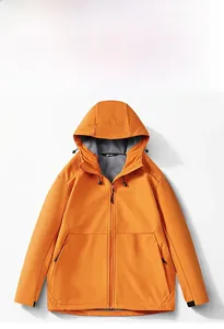 Detail der sonnenorangen Softshell-Outdoorjacke mit verstellbarer Kapuze und Taschen