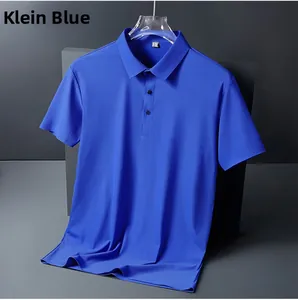 Détail du polo à manches courtes bleu Klein avec col classique à trois boutons pressions