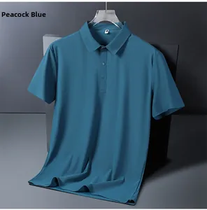 Détail du polo bleu paon en soie glacée avec finitions collées sans couture de luxe