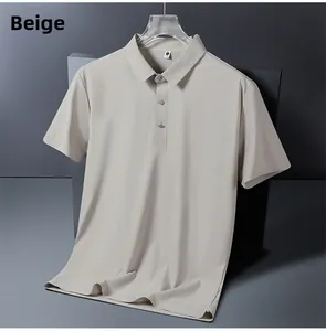 Détail d'un polo beige pour homme avec col en maille plate et patte de boutonnage premium