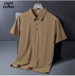 Détail du col et des boutons du polo café clair en tissu de soie glacée de qualité