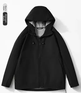 Detail der Herren-Kapuzenjacke in Schwarz mit Kordelzug und grauem Fleece-Innenfutter