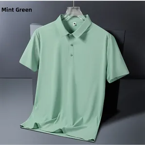 Détail du polo sans couture en soie glacée vert oignon avec col classique chic