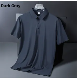 Détail d'un polo gris foncé sans couture avec col classique et texture soyeuse