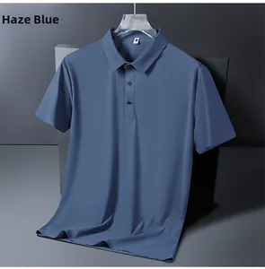 Détail du polo en soie de glace bleu brume montrant la texture lisse du tissu collé