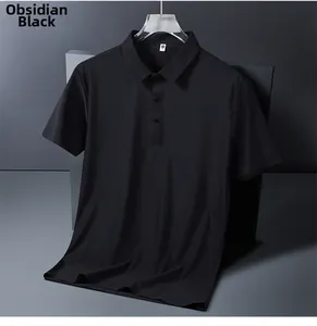 Détail d'un polo noir obsidienne à manches courtes avec texture sans couture et col