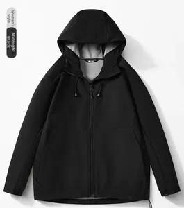 Detailansicht der schwarzen Damen Softshelljacke mit Kordelkapuze und grauem Fleece-Futter