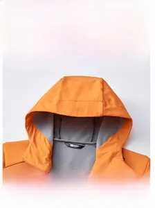 Detail der orangefarbenen Outdoor-Windjacke mit atmungsaktivem Wabenfutter und Kapuze
