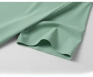 Détail de la manche d'un polo vert menthe avec ourlet scellé à chaud sans couture
