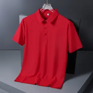Polo homme rouge en soie glacée à manches courtes avec finitions sans couture et col classique