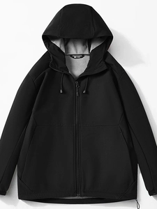 Schwarze Softshell-Herrenjacke mit Kapuze, wetterfestem Stoff und vollem Reißverschluss
