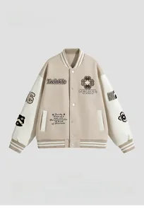 Dettaglio del ricamo Twinkle e del patchwork sulla giacca da baseball retrò americano