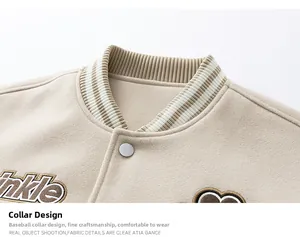 Dettaglio giacca varsity con ricamo Twinkle e colletto a coste con strisce