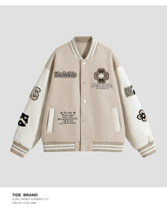 Dettaglio della giacca varsity americana con ricami vintage e patchwork beige classico