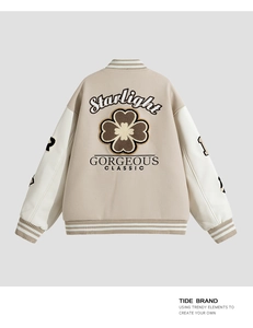 Dettaglio del ricamo Starlight e della toppa floreale sul retro della giacca varsity