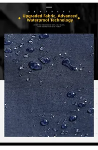 Nahaufnahme von wasserdichtem dunkelblauem Stoff mit Wassertropfen und Textur