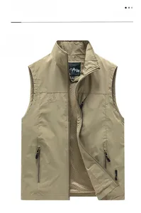 Detail der khakifarbenen Outdoor-Weste mit Stehkragen, Netzfutter und praktischen Taschen