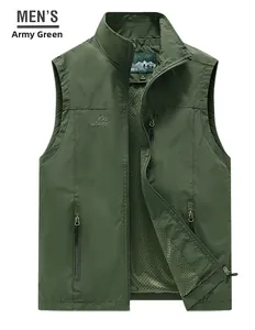 Detail der armee-grünen Outdoor-Weste mit vielen Taschen, Stehkragen und atmungsaktivem Netzfutter