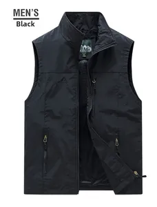 Detailaufnahme der schwarzen Outdoor-Weste mit Stehkragen, Zippertasche und Netzfutter