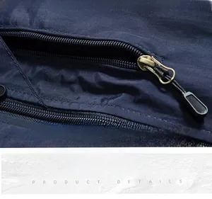 Detail eines Metallreißverschlusses und der Tasche an einer blauen Outdoor-Angelweste