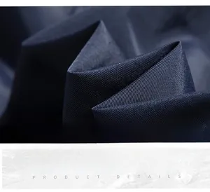 Makroaufnahme von dunkelblauem Outdoor-Westenstoff mit weicher und dichter Textur