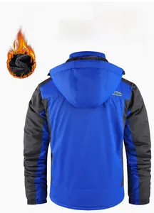 Dettaglio della giacca outdoor impermeabile con fodera in pile e design bicolore blu nero
