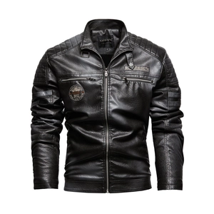 Detailansicht der schwarzen Herren-Motorradjacke mit gesteppten Schultern und Brustabzeichen
