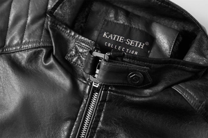 Nahaufnahme des Stehkragens und Metallreißverschlusses dieser schwarzen Lederjacke für Herren