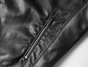 Dettaglio della pelle nera con cerniera argentata e rivetto inciso stile fashion