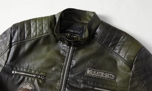 Detail der dunkelgrünen Lederjacke mit Stehkragen, Schnalle und gesteppten Schulterpartien