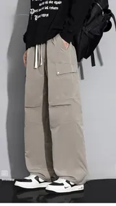 Detail der großen Cargotasche an der Seite dieser khakifarbenen Arbeitshose für Herren