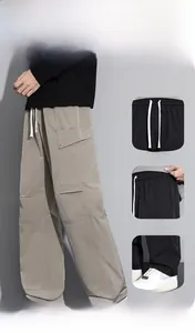 Detail des verstellbaren Kordelzug-Bunds und der Cargo-Taschen an der khakifarbenen Hose